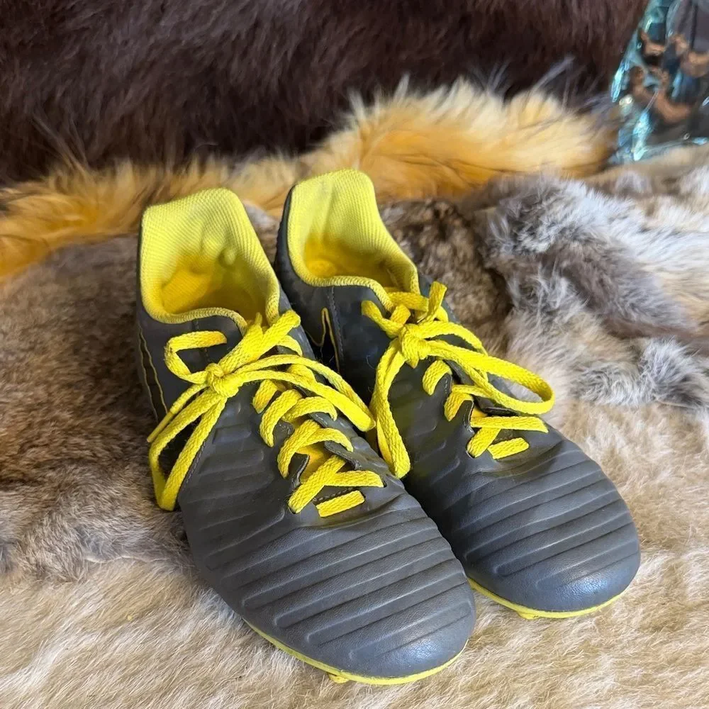 Gray and Yellow soccer Shoes 6Y (800)